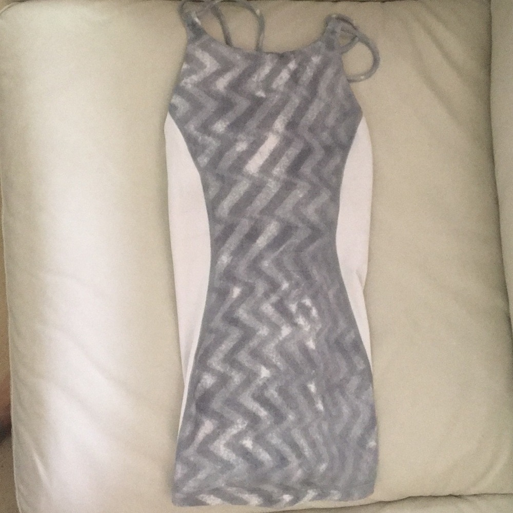 Lululemon size 4 top w built in adjustable bra!